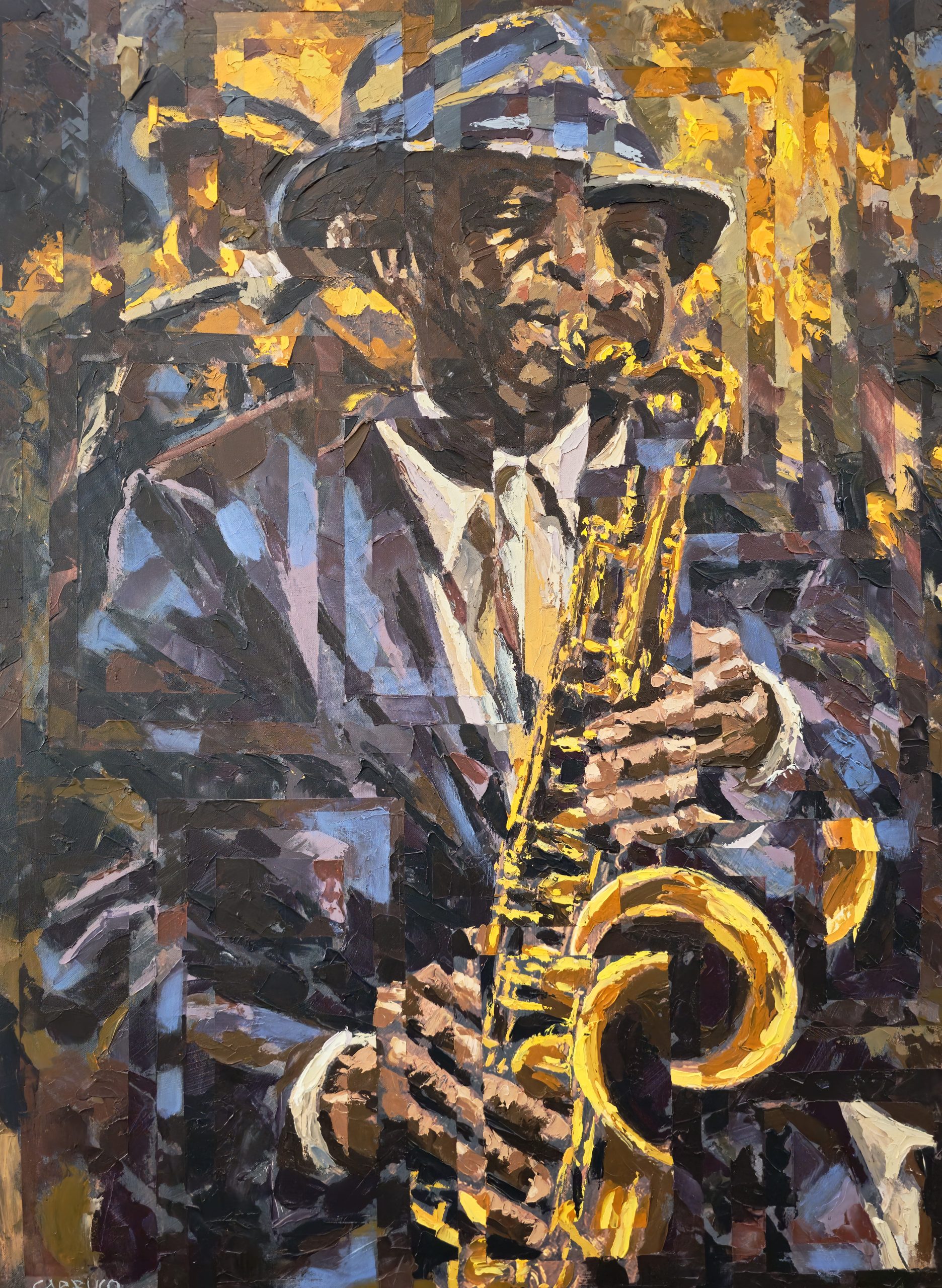 Saxofonista de chapéu e casaco escuro com um saxofone dourado, entre planos fragmentados azuis, amarelos e cinzentos.