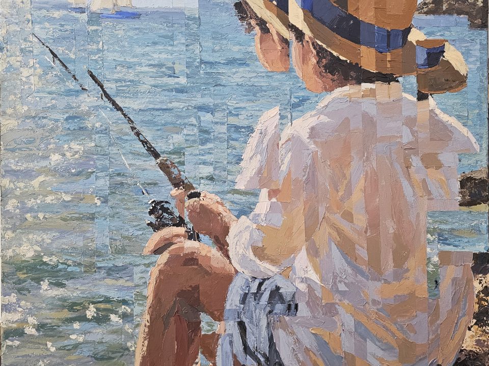 Criança de chapéu sentada nas rochas, com uma cana de pesca diante do mar — O Tempo Entre as Ondas, de Rui Carruço.