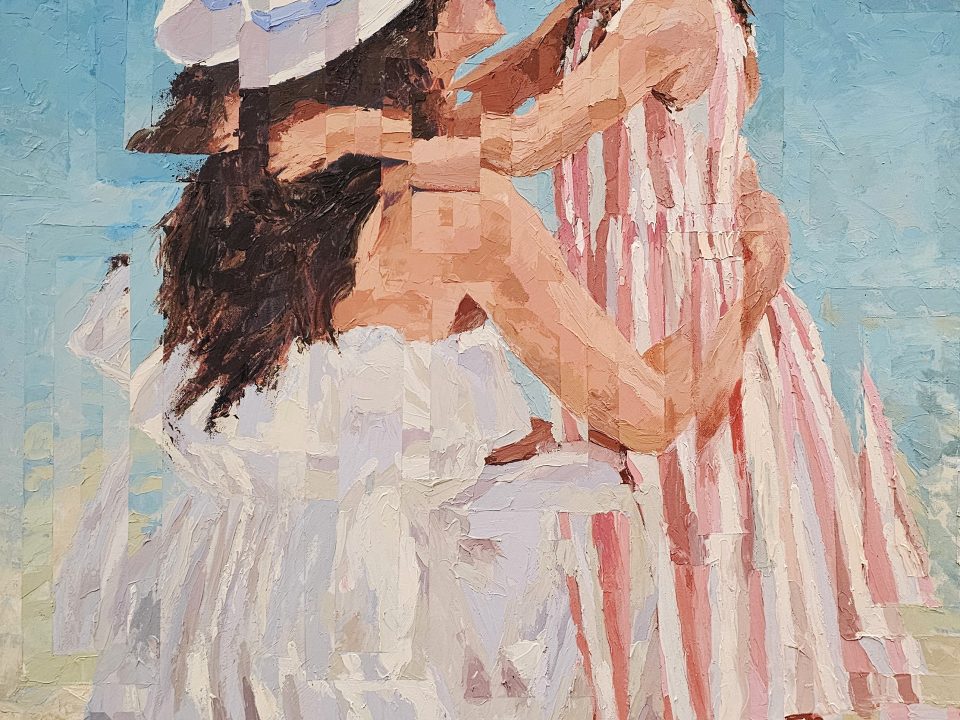 Uma mulher e uma menina abraçadas junto ao mar — Onde o Tempo Nos Abraça, Rui Carruço