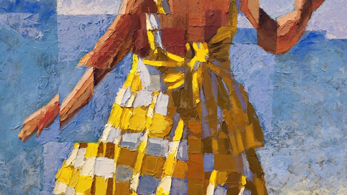 Menina de costas, com vestido amarelo e branco e flores no cabelo, junto ao mar — Quando o Mar Aprende a Brincar.