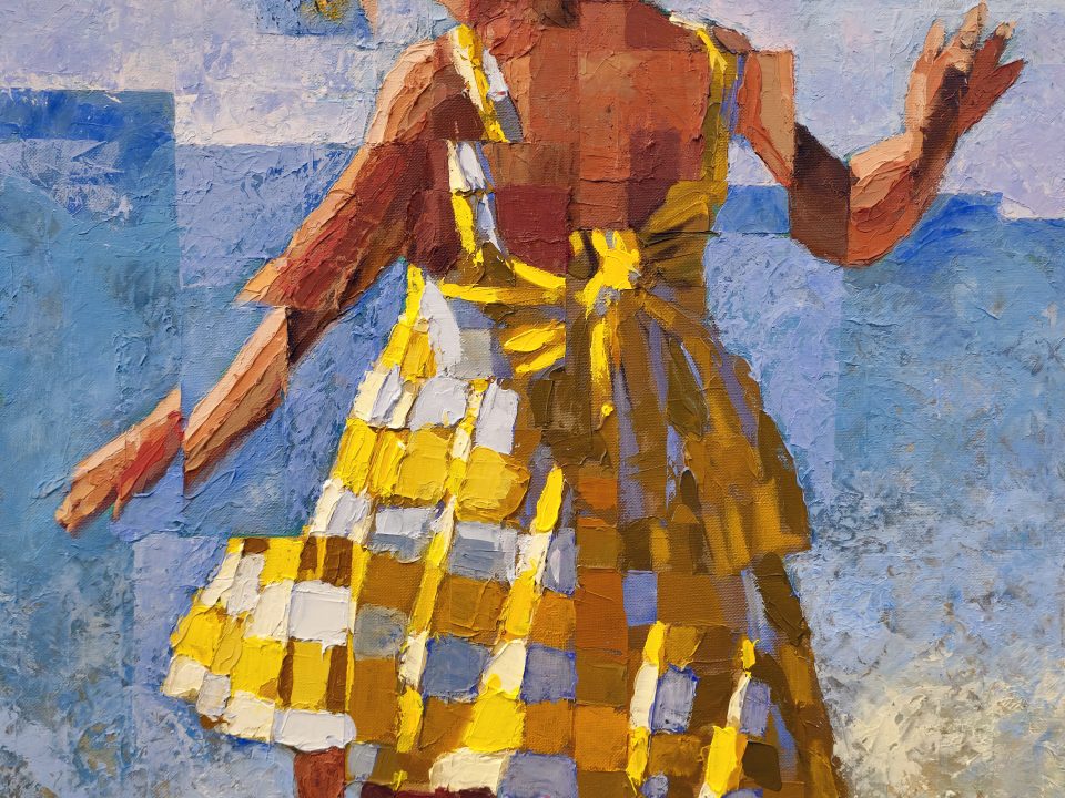 Menina de costas, com vestido amarelo e branco e flores no cabelo, junto ao mar — Quando o Mar Aprende a Brincar.