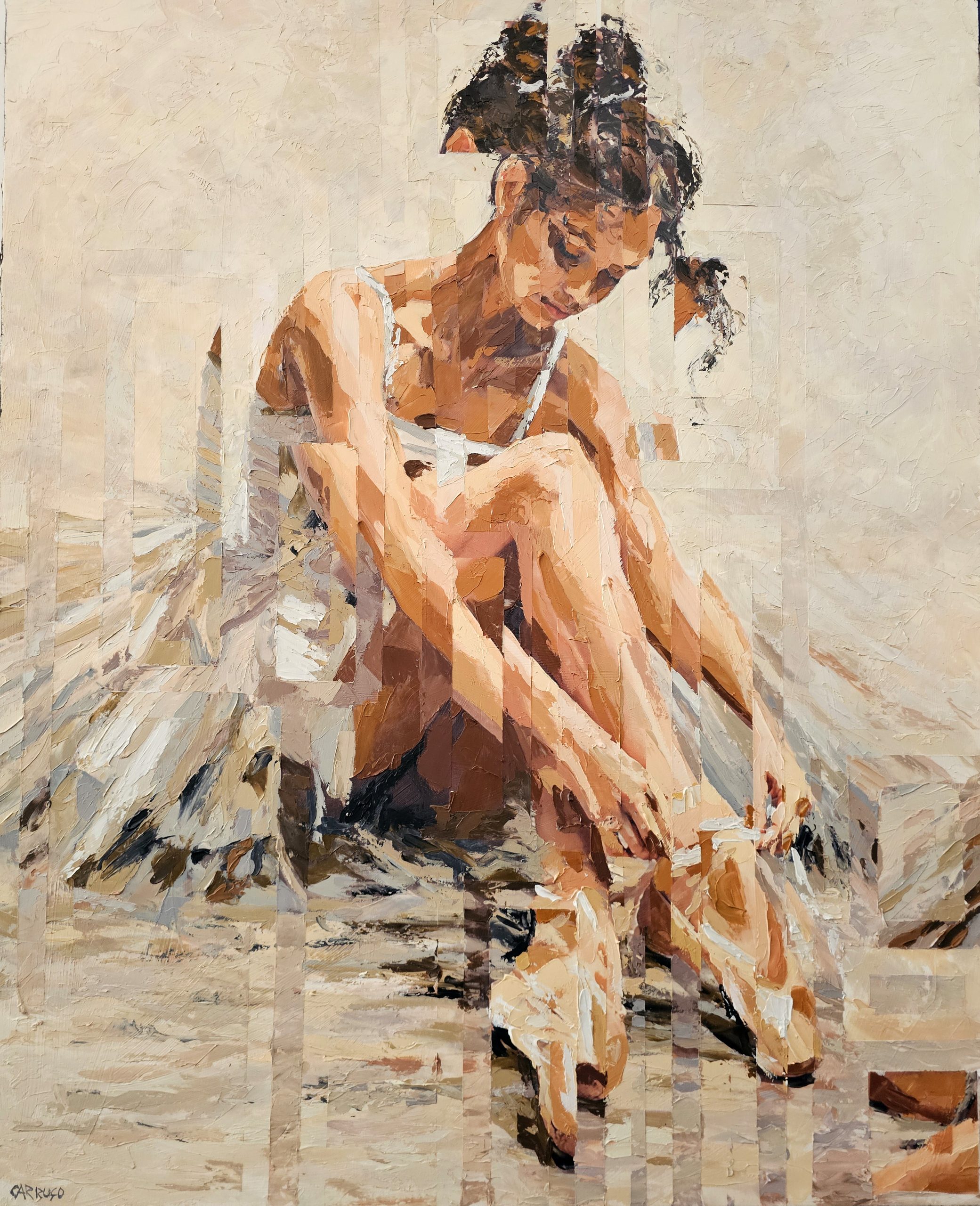 Bailarina sentada a ajustar as sapatilhas, com roupa branca e a figura fragmentada sobre um fundo claro.